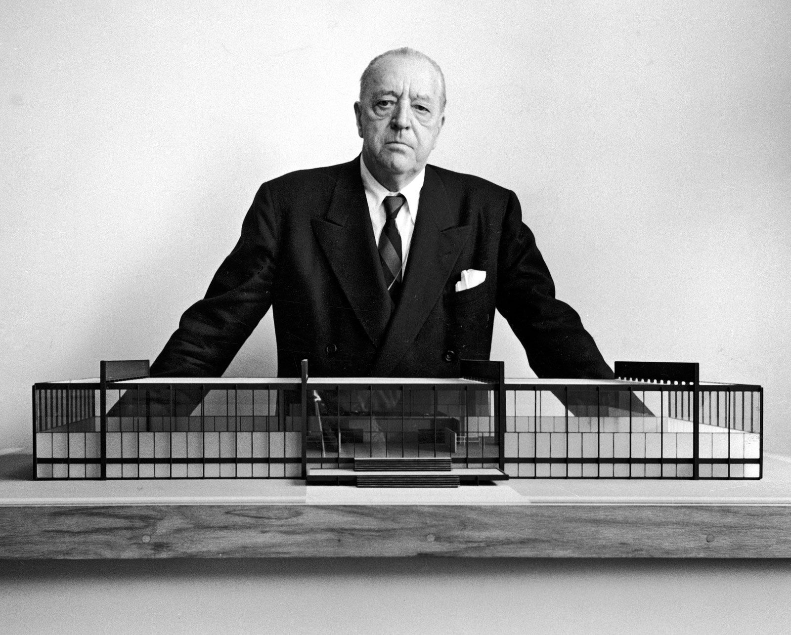 mies van der rohem = nilai dari “less is more” atau desain keberlanjutan?